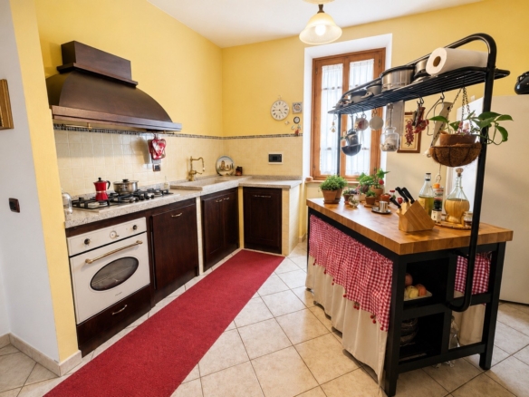 Chiassa Superiore: Casa Indipendente Con Mansarda Abitabile – Rif. V193